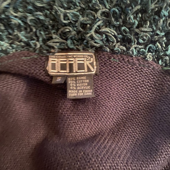 Christmas Berek 🎄 Sweater Wreaths and Bows- Button Down - Picture 4 of 6